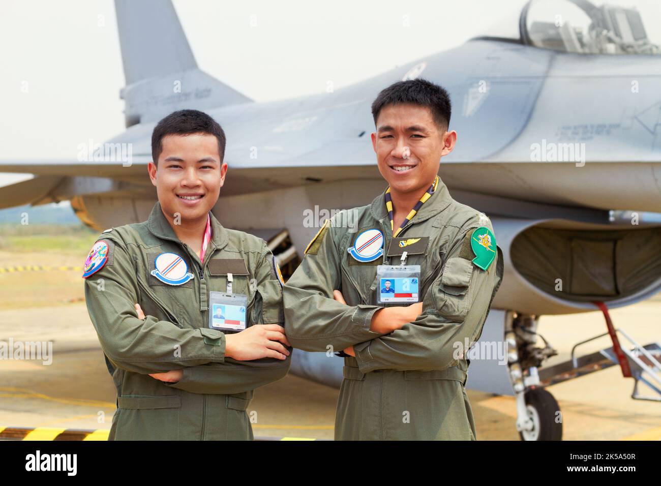Bereit für einen Hundekampf. Eine Aufnahme von zwei selbstbewussten asiatischen Kampfflugzeugen. Stockfoto