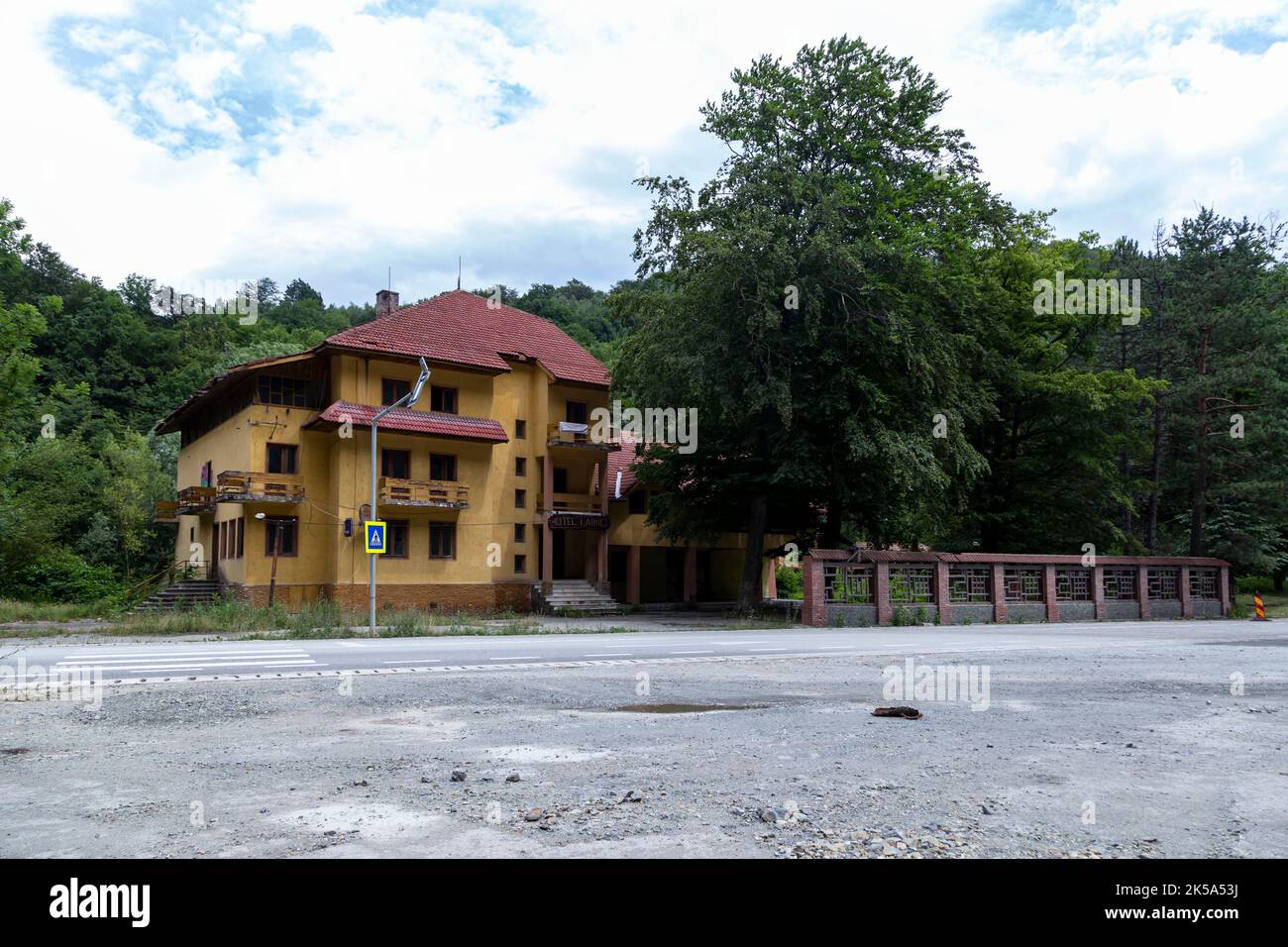 Lainici, Bumbesti-Jiu, Rumänien - 10. Juli 2022: Ansicht des Hotels Lainici in Lainici, Bumbesti-Jiu, Gorj, Rumänien. Stockfoto