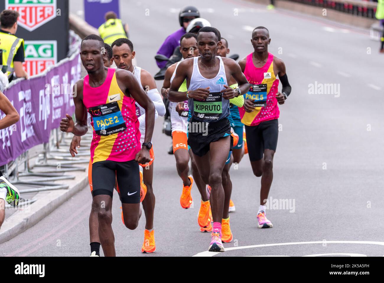 Elite-Herrenrennen beim TCS London Marathon 2022 Elite-Herrenrennen in Tower Hill, City of London, Großbritannien. Amos Kipruto und Herzschrittmacher. Pace 2 Stockfoto