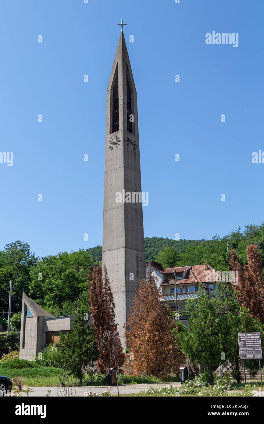 Orsova, Rumänien - 13. Juni 2022: Römisch-katholische Kathedrale „die Unbefleckte Empfängnis“ in Orsova, Mehedinti, Rumänien. Stockfoto