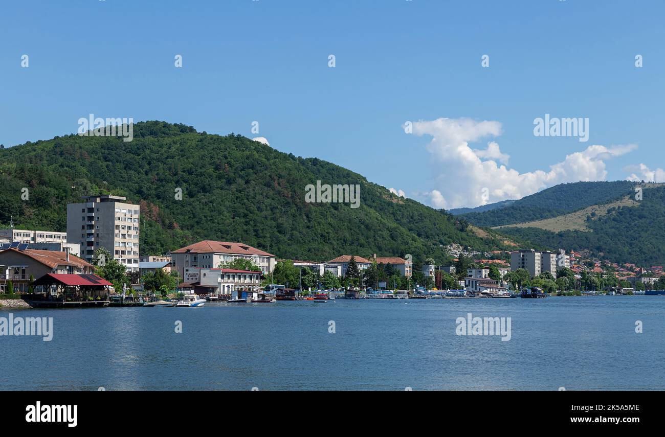Blick auf die Donau und die Stadt Orsova, Mehedinti, Rumänien Stockfoto