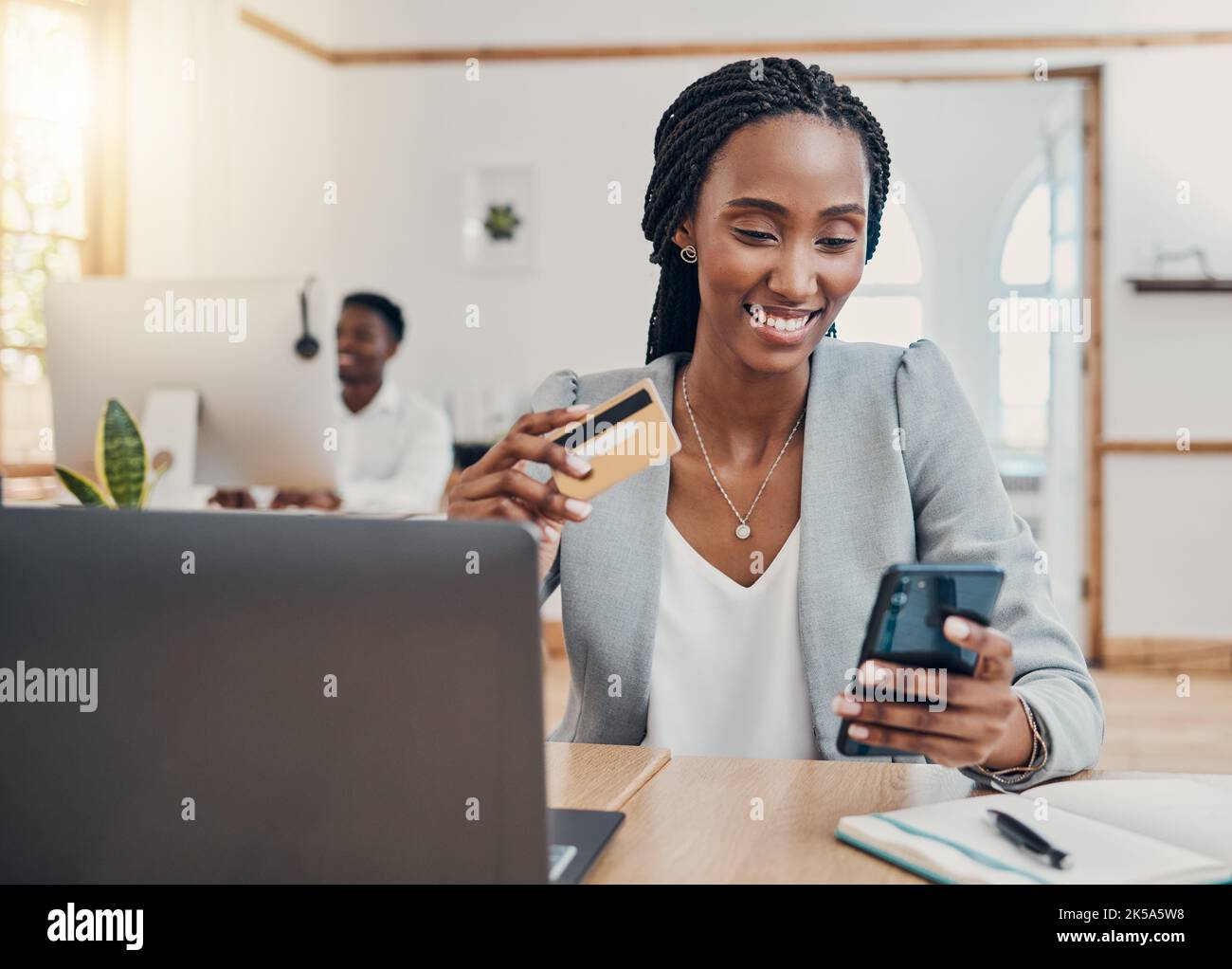Kreditkarte, Smartphone und Business Black Woman mit Fintech für einfache Online-Zahlung, Kreditantrag oder digitales Banking. E-Commerce, Online-Shopping Stockfoto