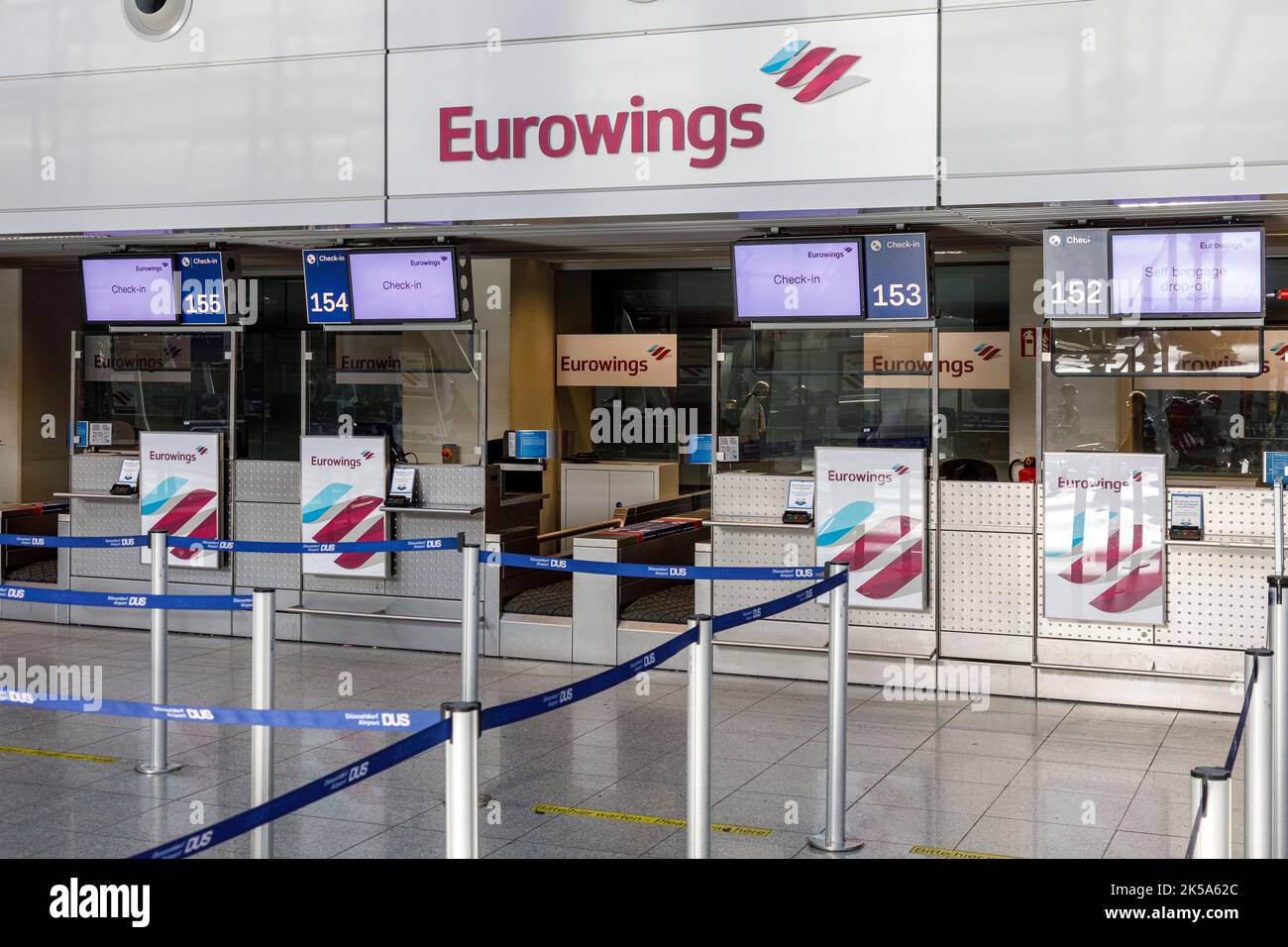 Flughafen Düsseldorf International, aufgrund des Streiks der Eurowings-Piloten, viele Flugannullierungen und wenig Betrieb beim Eurowings Check-in Stockfoto