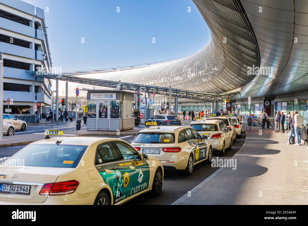 Flughafen Düsseldorf - Taxistand am Flughafenterminal Stockfoto