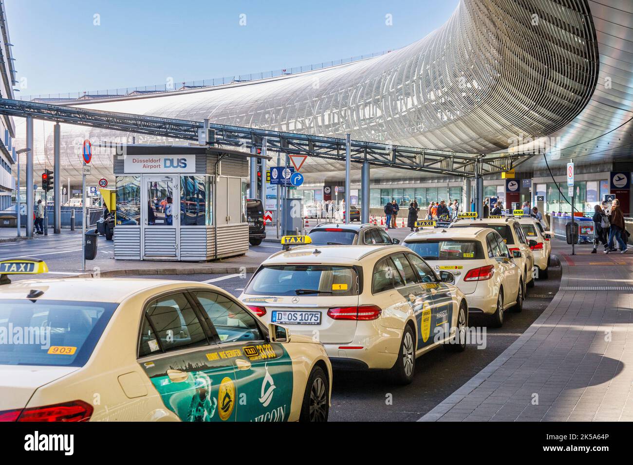 Flughafen Düsseldorf - Taxistand am Flughafenterminal Stockfoto