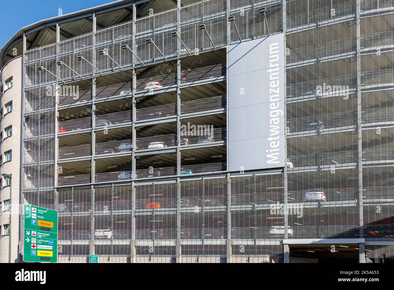 Parkhaus und Mietwagencenter am Flughafen Düsseldorf - Flughafen DUS Stockfoto