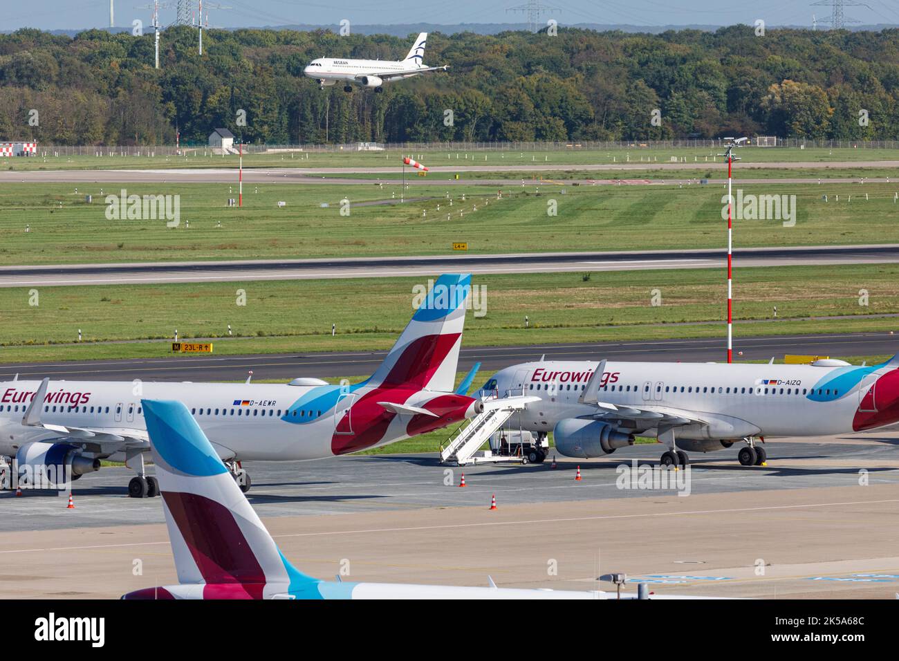Flughafen Düsseldorf - Eurowings-Flugzeuge bleiben am Boden, Aegean-Flugzeuge nähern sich Stockfoto