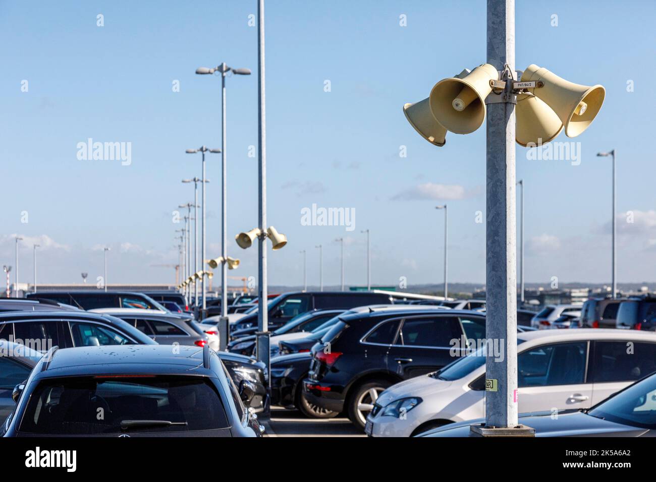 Beschallungssystem auf dem Parkdeck am Flughafen Düsseldorf - Flughafen DUS Stockfoto