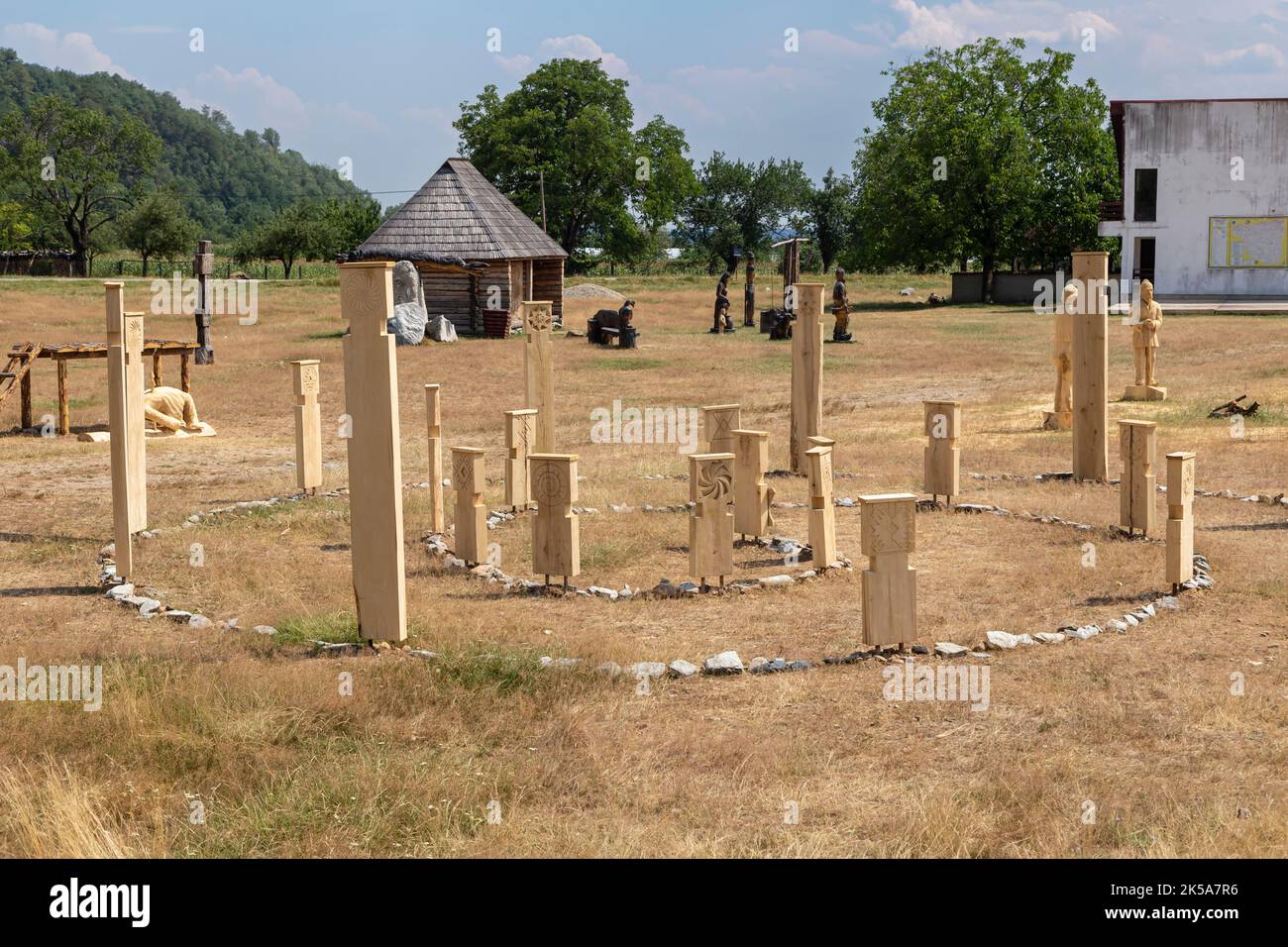 Holzskulpturen mit dakischen Themen im Skulpturenlager Polovragi, Gorj, Rumänien. Stockfoto