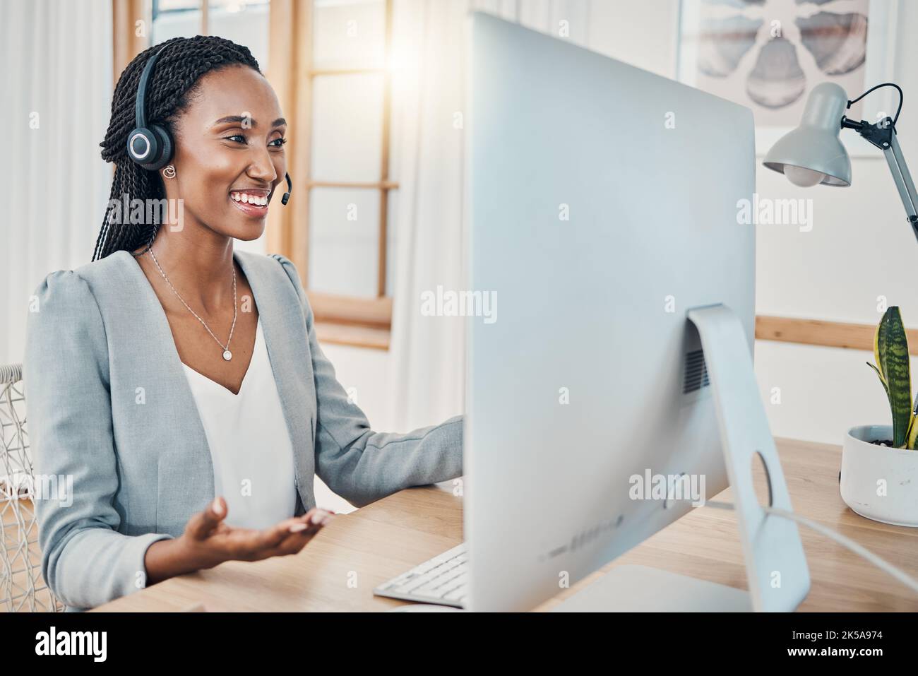 Telemarketing, Computer-Videoanruf und schwarze Frau Beratung, geben Verkaufsgespräch oder Arbeit von zu Hause aus. Glücklich, Headset und Remote Call Center Stockfoto