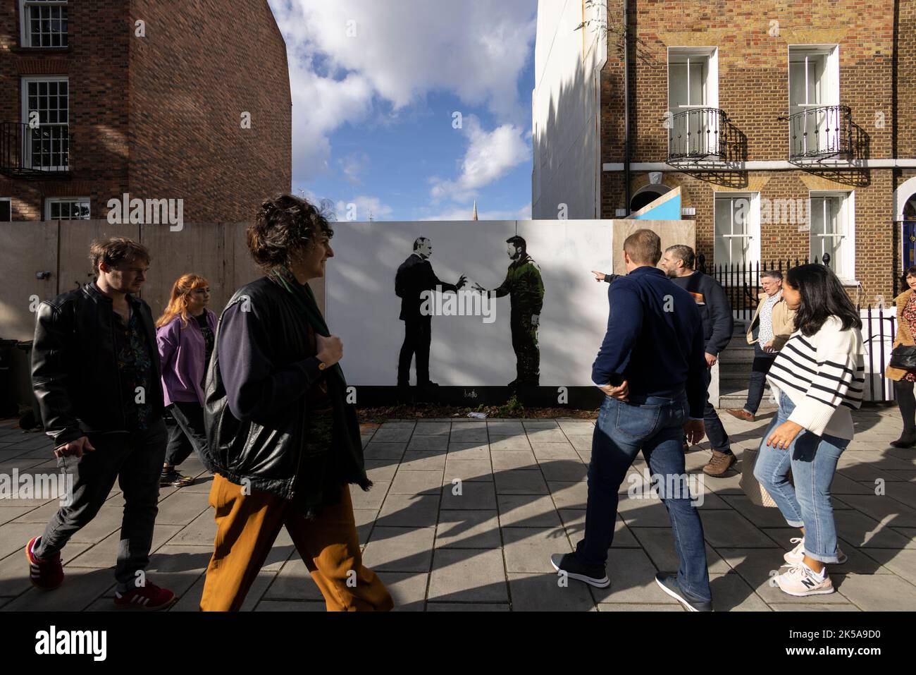 Wandgemälde auf den Straßen von London, auf dem der ukrainische Präsident Wolodymyr Zelenski zwei Finger vor dem russischen Präsidenten Wladimir Putin drückt. London 06. October 2022 Credit: Jeff Gilbert/Alamy Live News Stockfoto