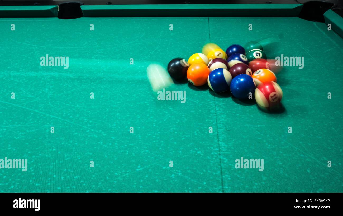 Spiel von Billard mit farbigen und nummerierten Kugeln. 8 Kugel. Grüner Tisch und bewegliche