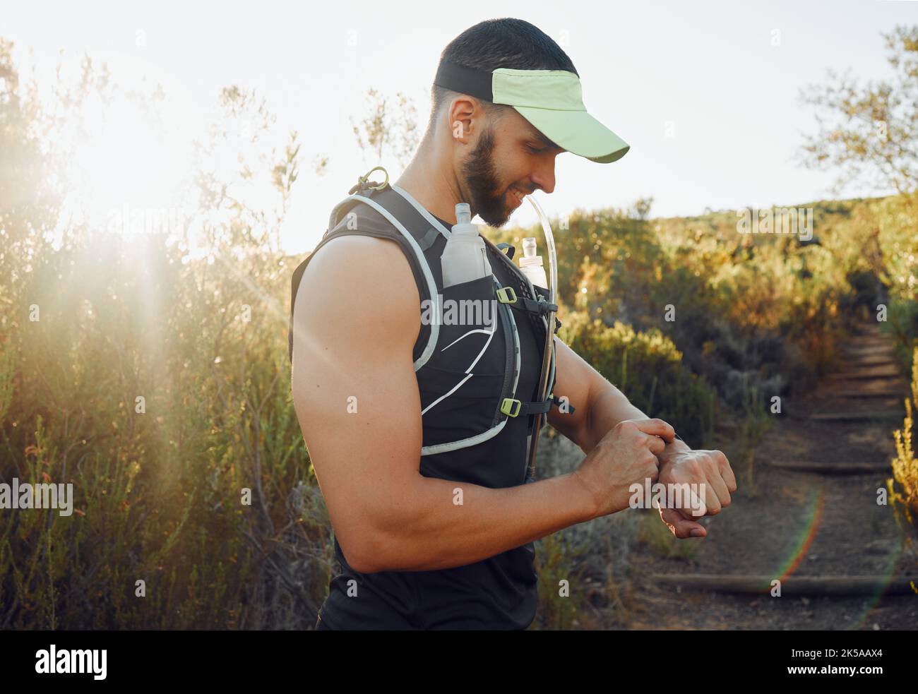 Mensch, Natur und Wandern mit der Zeit auf der Smartwatch bei Sonnenschein zum Laufen, Wandern oder Rennen. Läufer, Fitness und Trail für Gesundheit, Wellness und Sport-Training Stockfoto