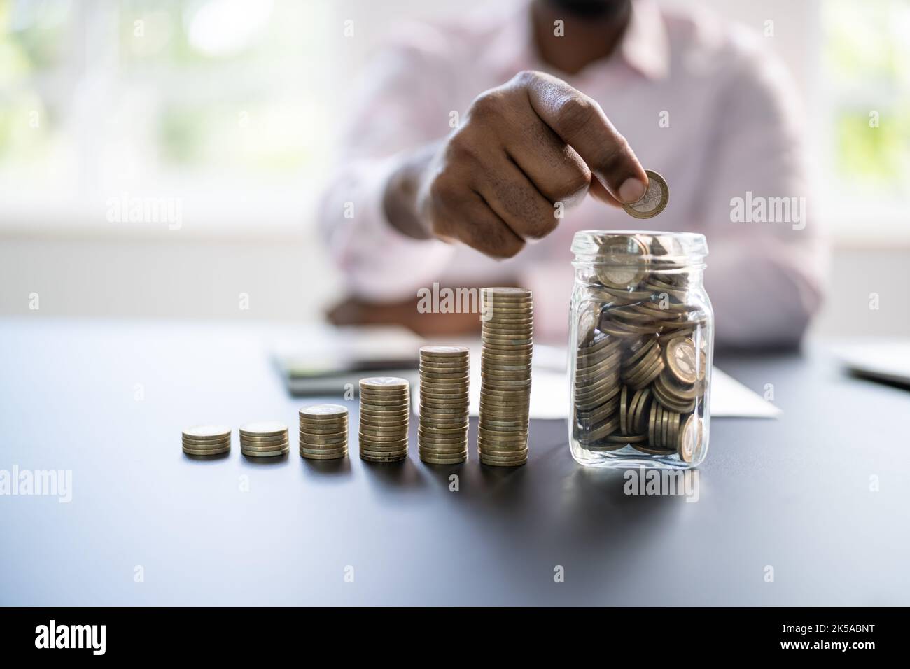 Pensionsfonds-Jar. Münzen Und Inflation. Geldeinzahlung Stockfoto