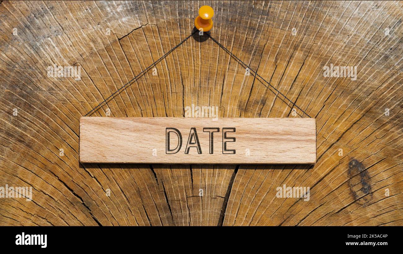 Datumswort. Geschrieben auf rechteckiger Holzrahmenoberfläche. Oberfläche des Hintergrundprotokolls Stockfoto