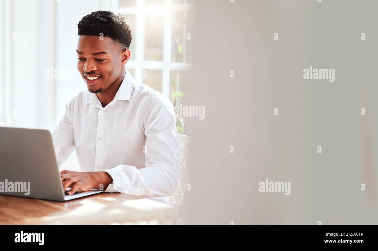 Internet, Laptop und schwarzer Mann, der im Heimbüro arbeitet, freiberuflicher Mitarbeiter am Schreibtisch. Afrikanischer Startup-Geschäftsmann mit Lächeln, Technologie und Online Stockfoto