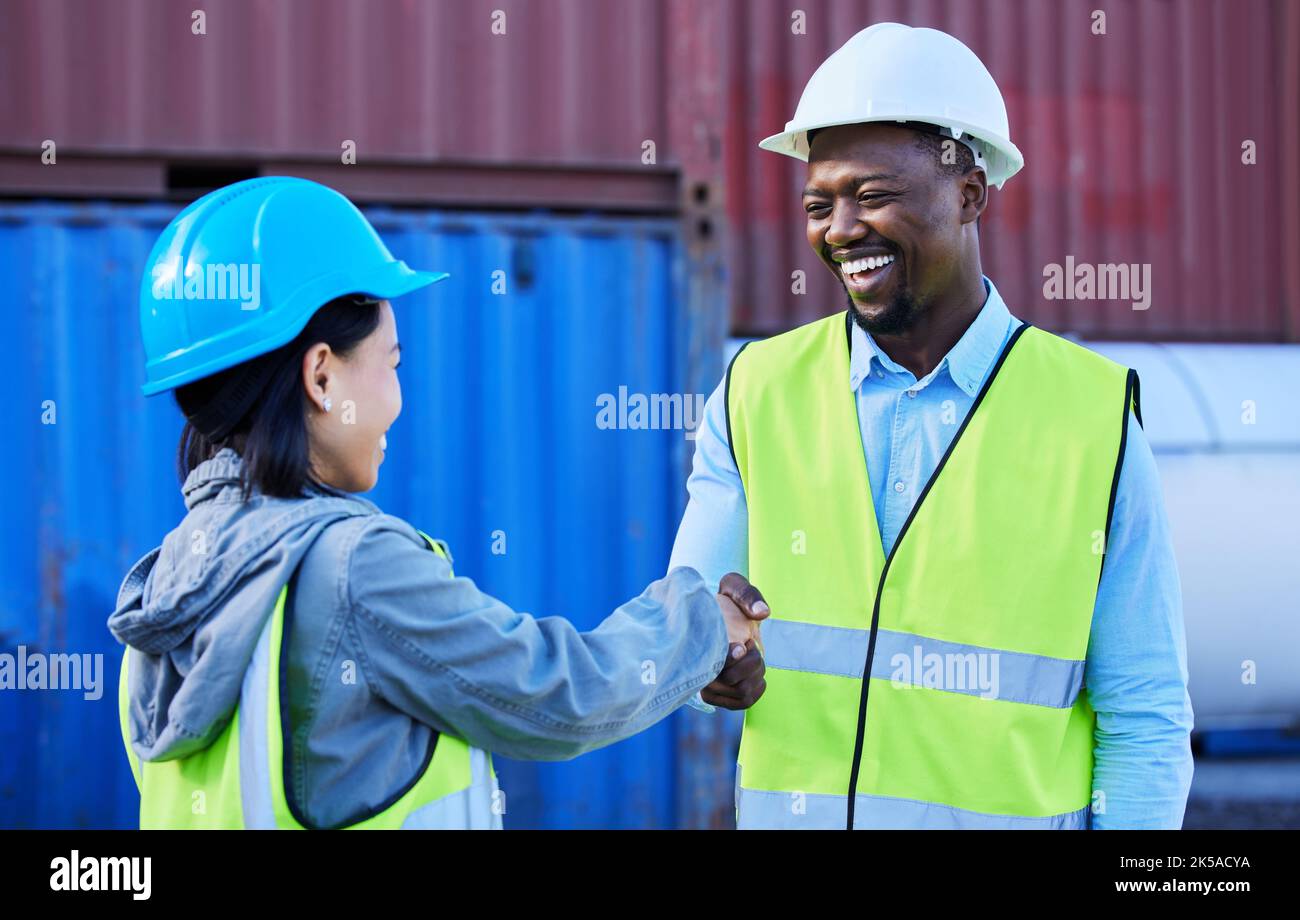 Logistik-, Handshake- und Speditionsmitarbeiter begrüßen den Chef in der Lieferkette, im Export und im internationalen Handelshafen. Verteilungsarbeiter mit B2B, Treffen und Stockfoto