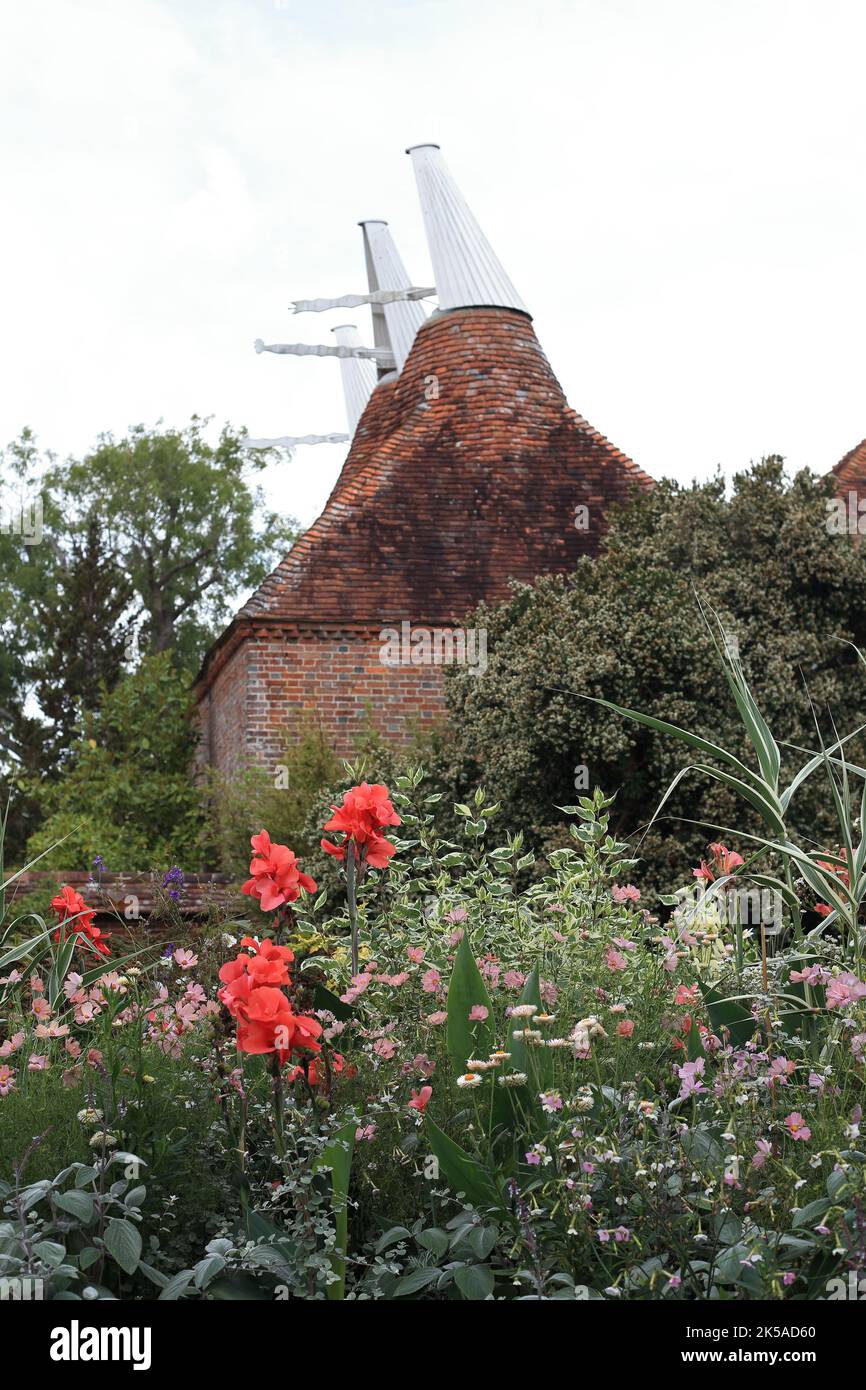 Great Barn und Oast Houses aus dem 19.. Jahrhundert in Great Dixter, Northiam, East Sussex, Großbritannien Stockfoto