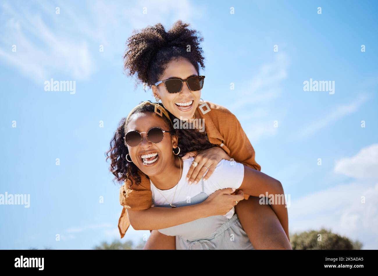 Sommer, Freunde und Freiheit mit Frauen und Schweinchen zurück gegen den blauen Himmel für Umarmung, Lifestyle und glücklich auf Puerto rico Urlaub. Jugend, verrückt und Stockfoto