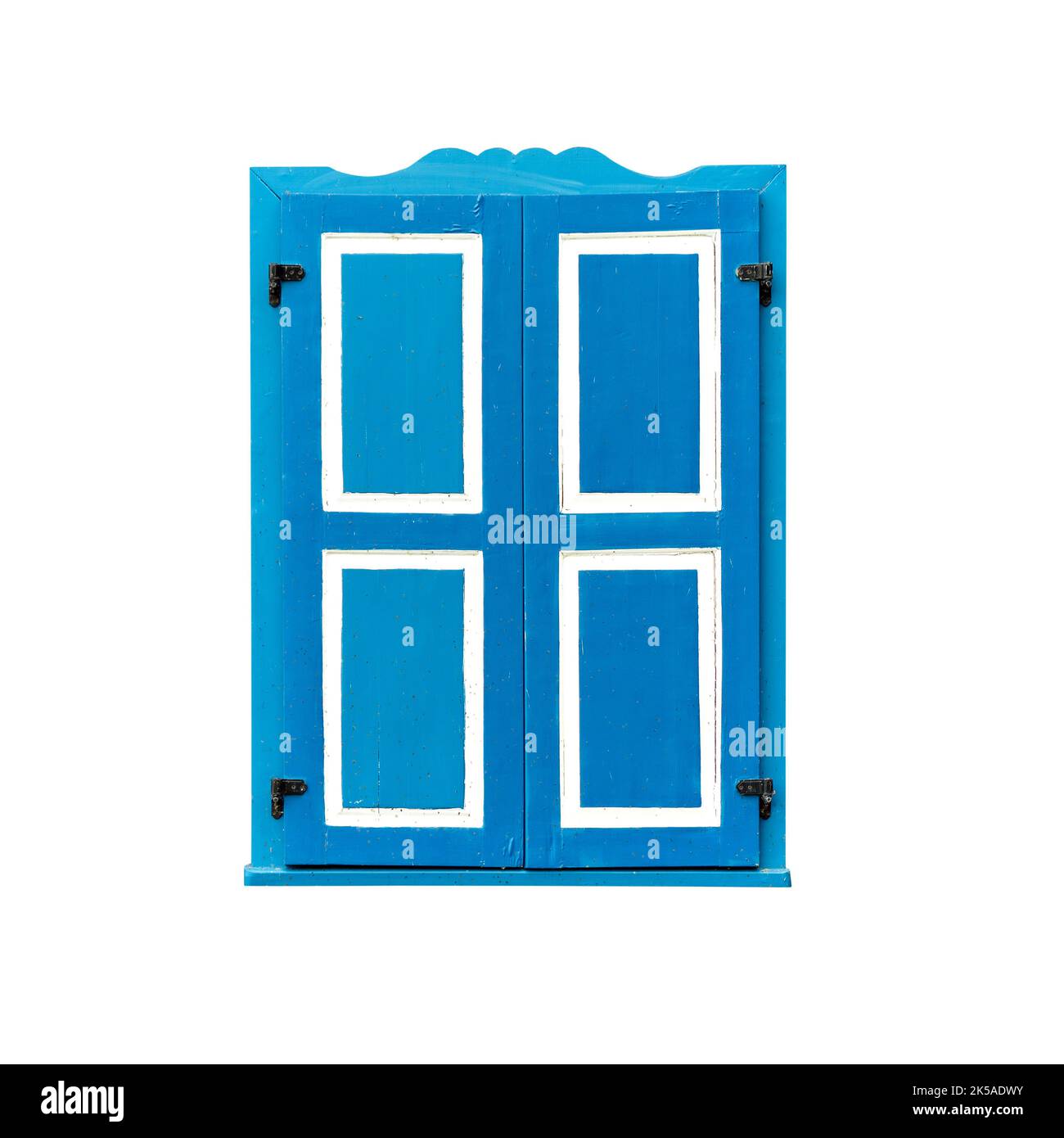 Blaue Fensterläden aus Holz isoliert, farbenfrohe geschlossene Fensteraussparung Stockfoto