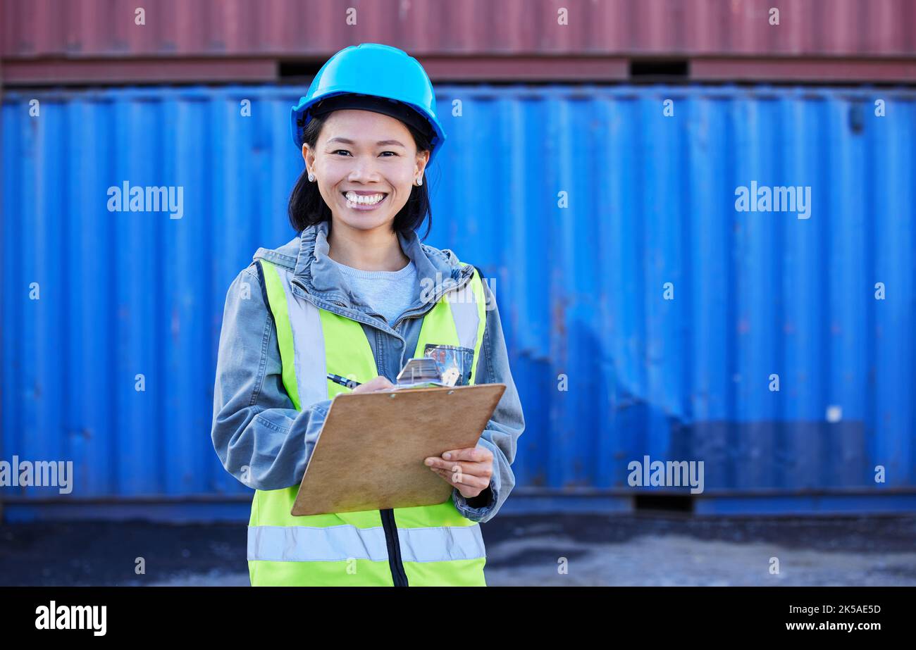 Logistik, Inspektion und Porträt einer Industriefrau, die in einem Außenlager mit Containern arbeitet. Schiffswerft, Klemmbrett und Industrie Stockfoto