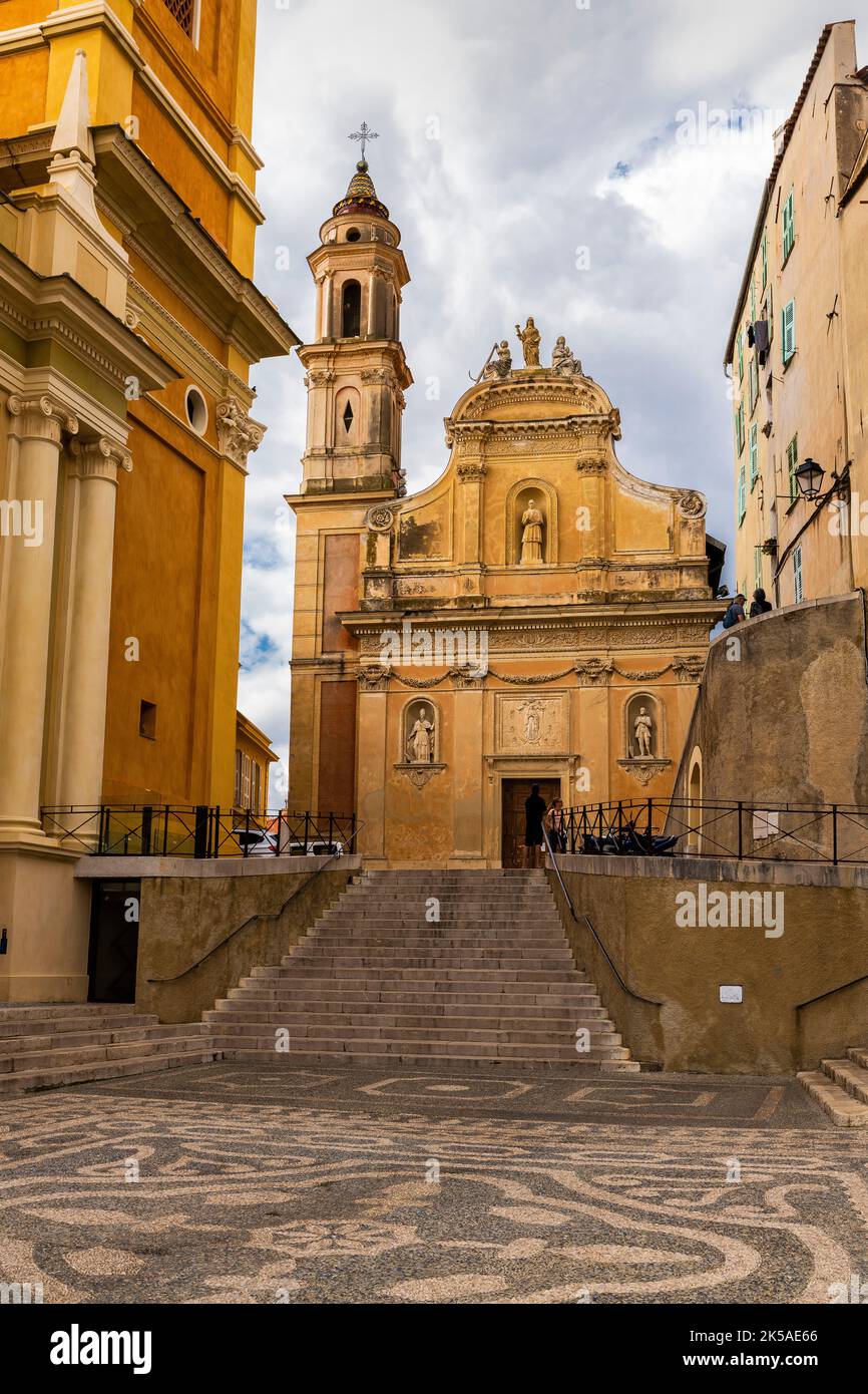 Basilique Saint-Michel und Kapelle der Weißen Büßer, Menton, Frankreich. Die hügelige, mittelalterliche Altstadt an der französischen Riviera, in den Alpes-Maritimes Stockfoto