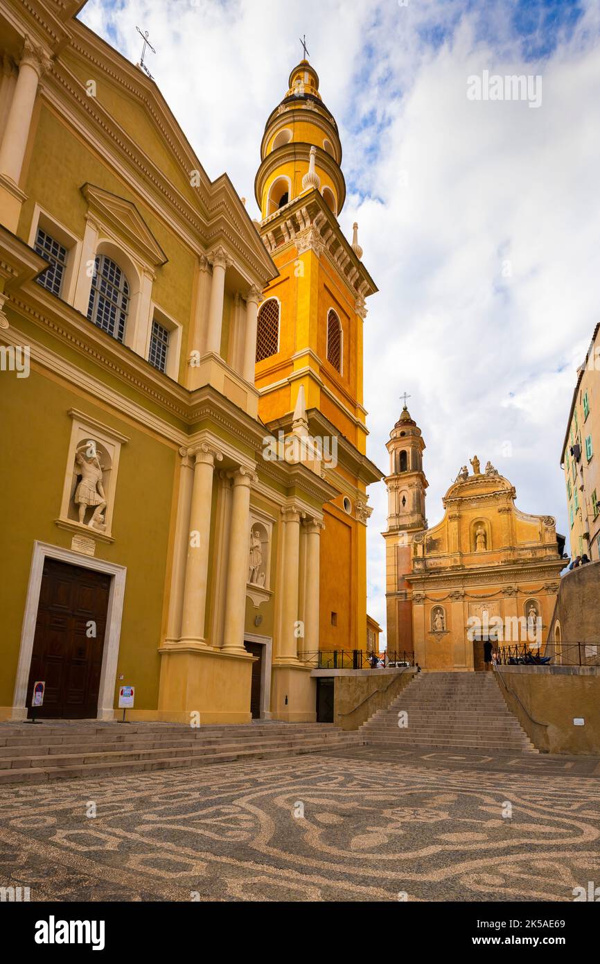 Basilique Saint-Michel und Kapelle der Weißen Büßer, Menton, Frankreich. Die hügelige, mittelalterliche Altstadt an der französischen Riviera, in den Alpes-Maritimes Stockfoto