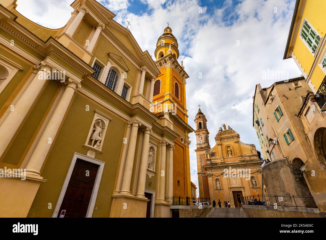 Basilique Saint-Michel und Kapelle der Weißen Büßer, Menton, Frankreich. Die hügelige, mittelalterliche Altstadt an der französischen Riviera, in den Alpes-Maritimes Stockfoto
