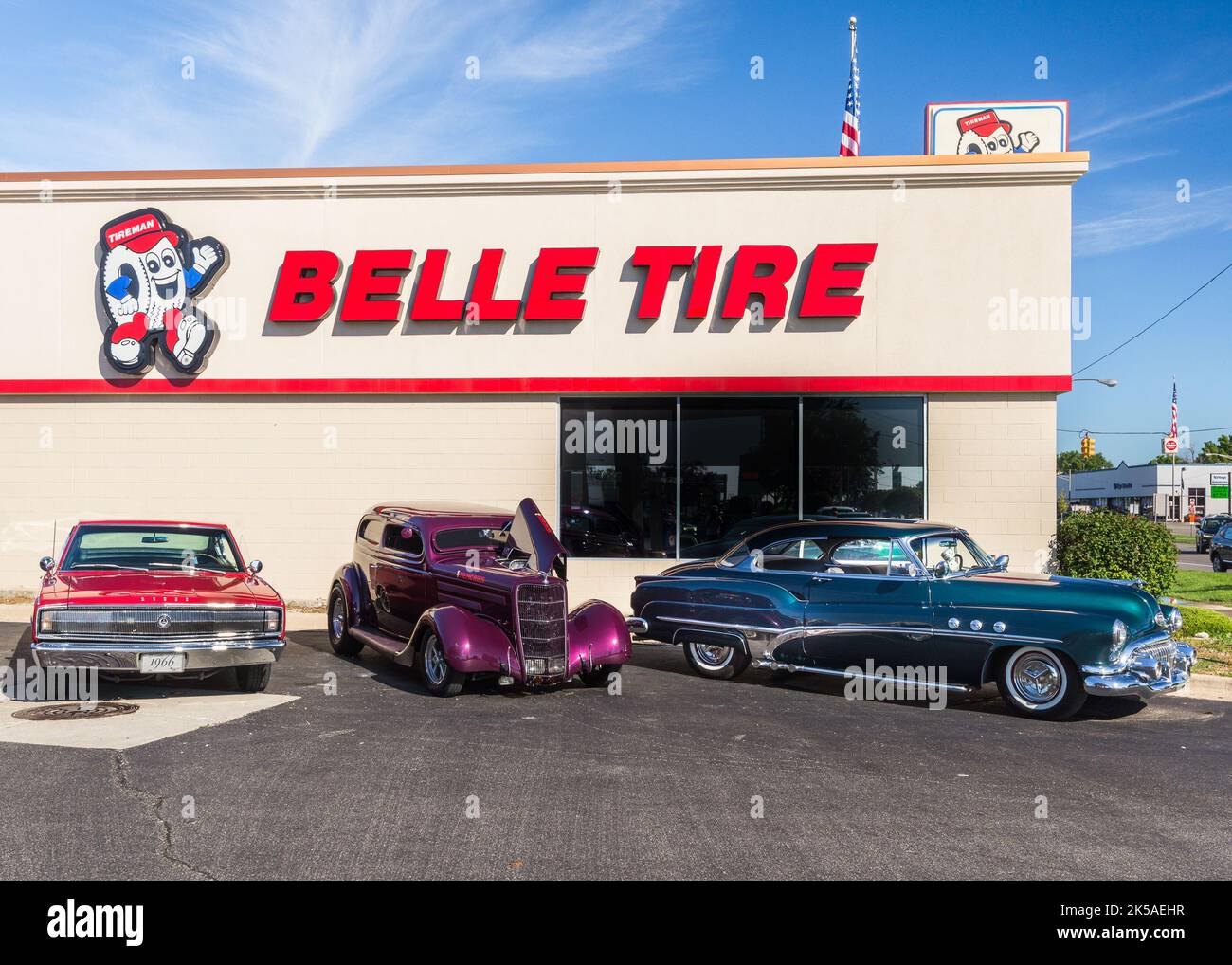 ROYAL OAK, MI/USA - 18. AUGUST 2016: Ein Dodge Charger 1966, 1935 Ford Tudor, 1951 Buick Super Cars auf Belle Tire, Woodward Dream Cruise Route. Stockfoto