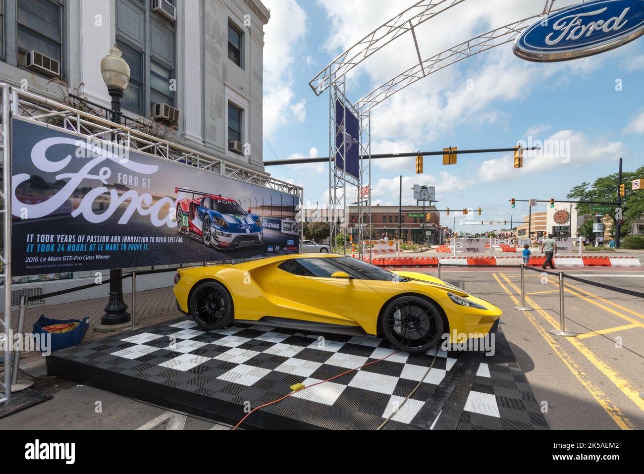 FERNDALE, MI/USA - 19. AUGUST 2016: Ein 2016 Ford GT Auto unter einem Le Mans Banner in der Mustang Alley, Woodward Dream Cruise. Stockfoto