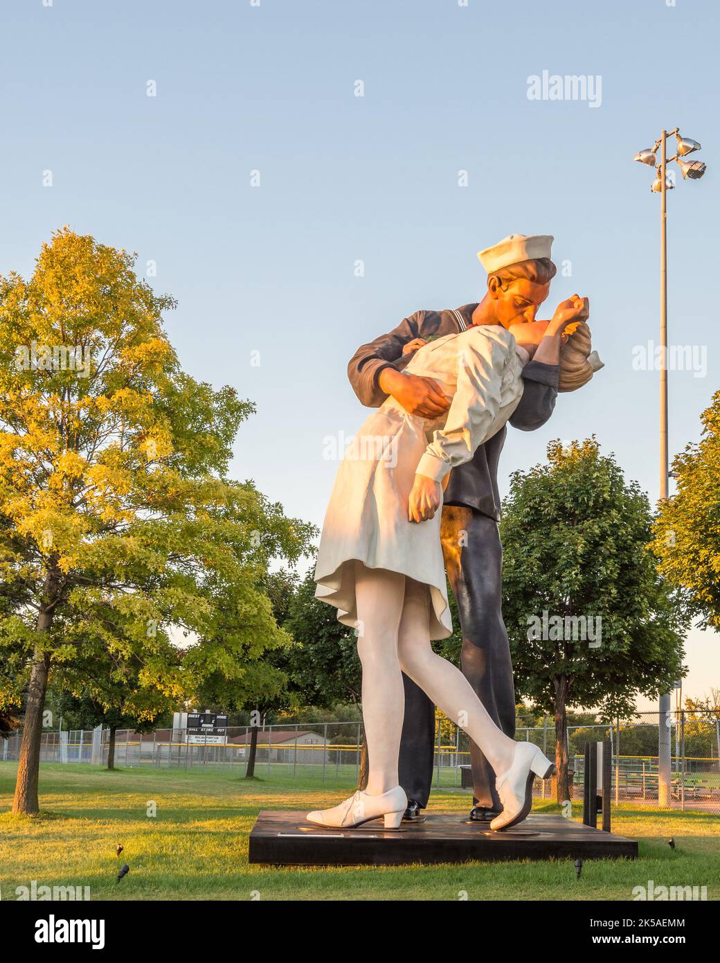 ROYAL OAK, MI/USA - 22. AUGUST 2016: Sonnenlicht fällt auf die Statue des Victory in Europe (VE) Day, auf der Woodward Avenue, im Memorial Park. Die Statue ist eine RE Stockfoto