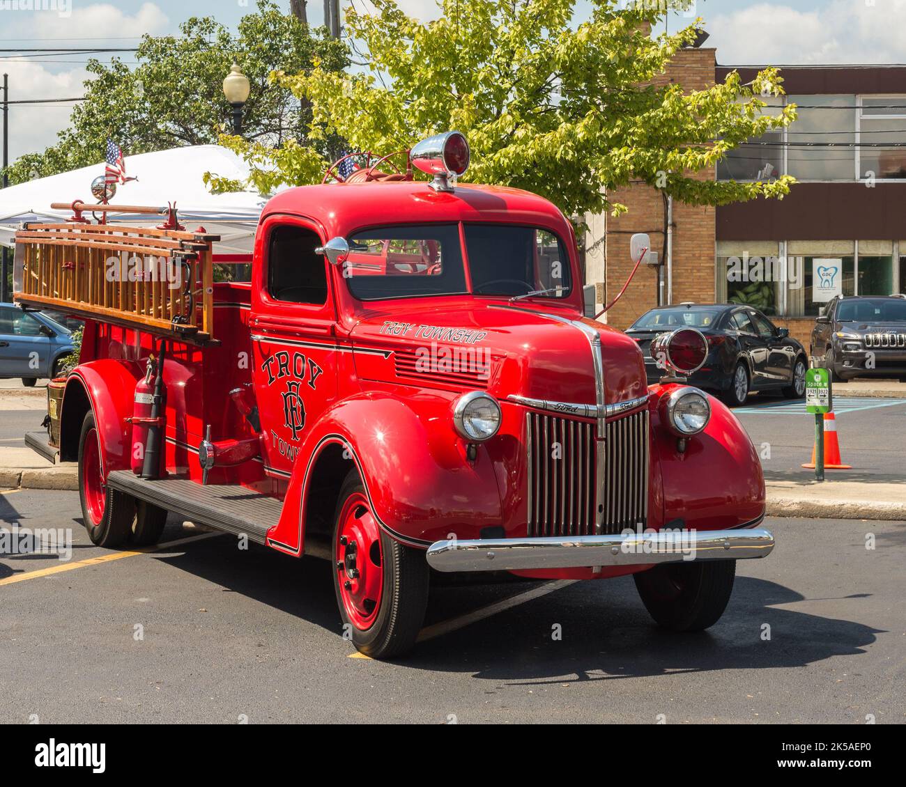 FERNDALE, MI/USA - 19. AUGUST 2016: Troy Township Vintage Ford Feuerwehrmann auf der Emergency Vehicle Show, Woodward Dream Cruise. Stockfoto