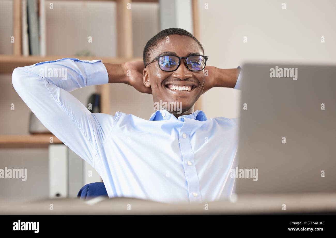 Black man, entspannen Sie sich und Laptop in der Büropause, Social Media oder Web-Browsing nach erfolgreichem Geschäftsabschluss. Leiter, ceo oder Manager in Nigeria in Ruhe Stockfoto