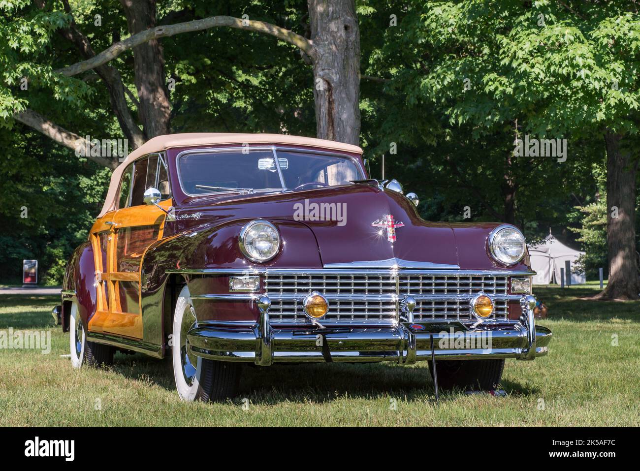 GROSSE POINTE SHORES, MI/USA - 19. JUNI 2016: Ein Chrysler Town & Country-Auto aus dem Jahr 1948, EyesOn Design Car Show, Edsel & Eleanor Ford House, nahe Detroit, Mi Stockfoto