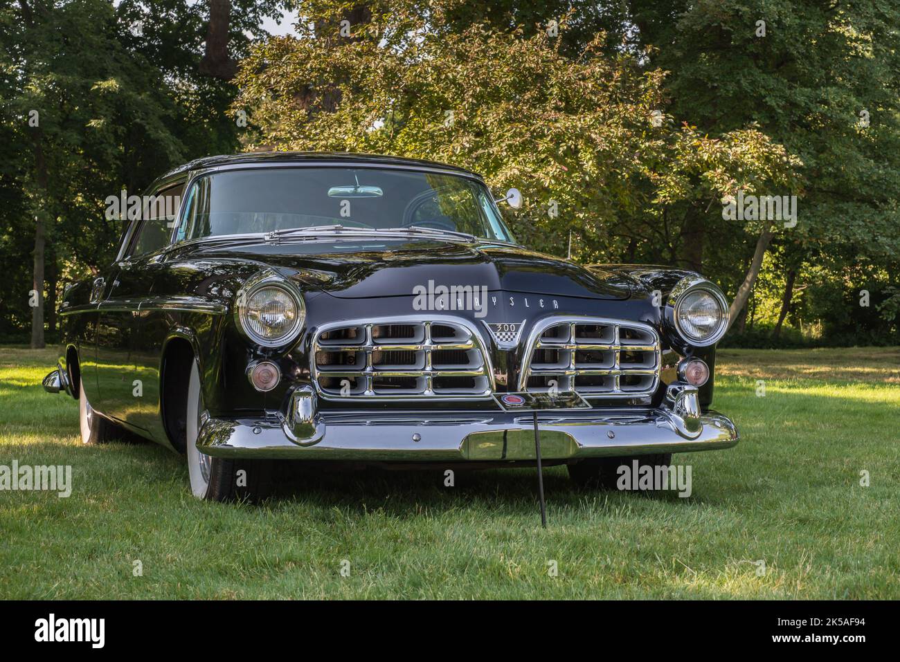 GROSSE POINTE SHORES, MI/USA - 19. JUNI 2016: Ein 1955 Chrysler 300C Auto, EyesOn Design Car Show, Edsel & Eleanor Ford House, in der Nähe von Detroit, Michigan. Stockfoto