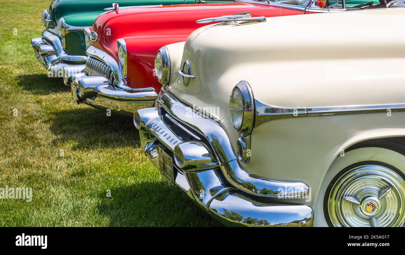 DEARBORN, MI/USA - 18. JUNI 2016: Nahaufnahme, 1953 Oldsmobile Fiesta 98, Buick Roadmaster Skylark und Oldsmobile 98 beim Henry Ford (THF) Motor Muster. Stockfoto