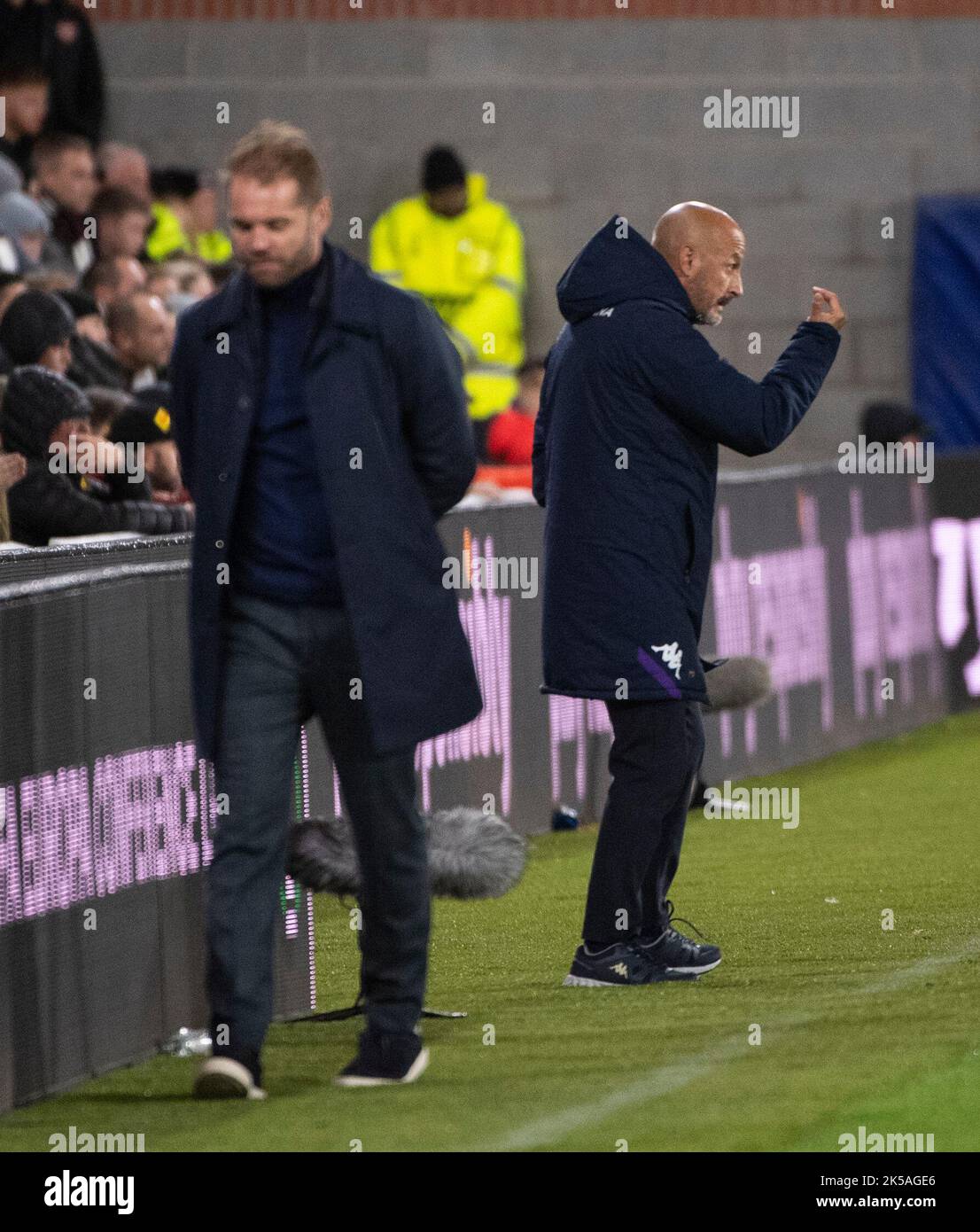 Edinburgh, Großbritannien. 06. Oktober 2022. Europa Conference League - Heart of Midlothian FC / Fiorentina 06/10/2022. Hearts ist Gastgeber von Fiorentina in der Europa Conference League im Tynecastle Park, Edinburgh, Midlothian, Großbritannien. Bilder: Hearts' Manager, Robbie Neilson und Fiorentina-Coach, Vincenzo Italiano, Kredit: Ian Jacobs/Alamy Live News Stockfoto