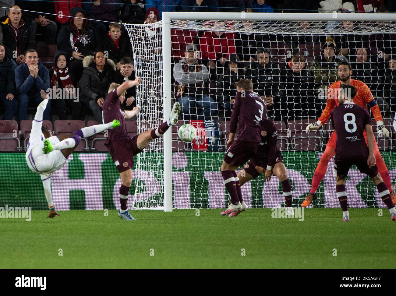 Edinburgh, Großbritannien. 06. Oktober 2022. Europa Conference League - Heart of Midlothian FC / Fiorentina 06/10/2022. Hearts ist Gastgeber von Fiorentina in der Europa Conference League im Tynecastle Park, Edinburgh, Midlothian, Großbritannien. Bild zeigt: Fiorentinas ivorischer Stürmer, Cristian Kouam, feuert vom Rand der Kiste nach Hause, um die Besucher 2-0 vor sich zu bringen. Quelle: Ian Jacobs/Alamy Live News Stockfoto