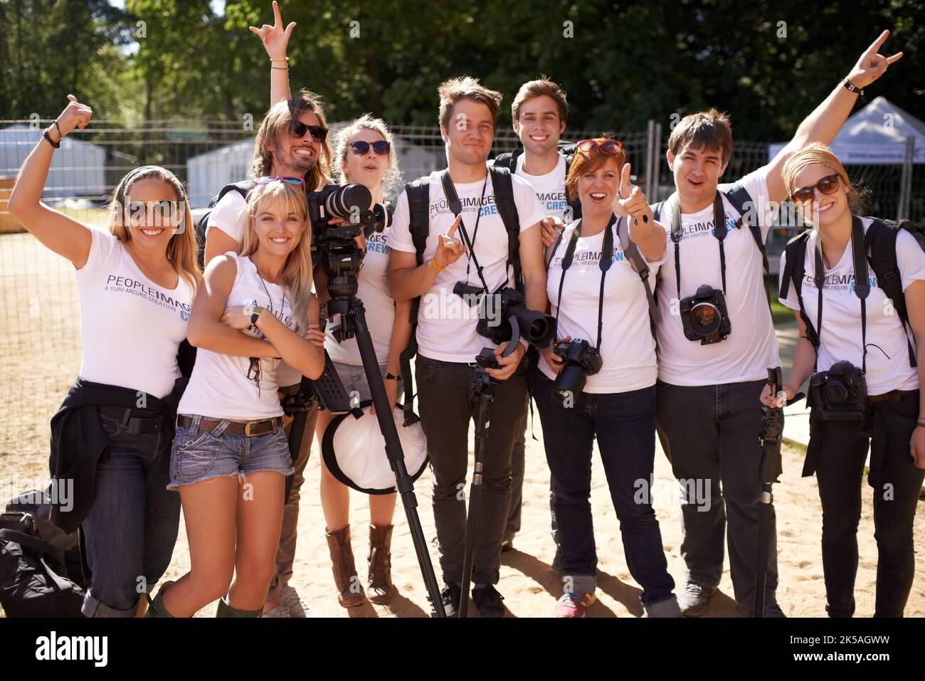 Team von fantastischen Fotografen. Gruppenfoto eines Teams glücklicher Fotografen bei einem Musikfestival. Stockfoto