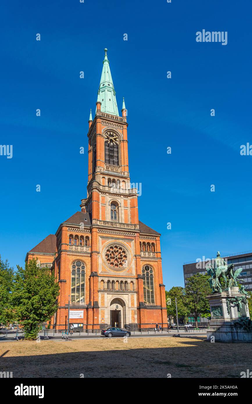 Die Kirche Johanneskirche -St. Johns Kirche - am Martin-Luther-Platz in der Düsseldorfer Innenstadt. Erbaut 1881 und wird auch Stadtkirche genannt Stockfoto