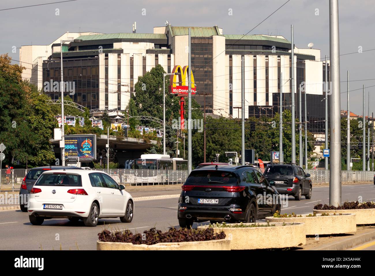 Sofia Bulgarien Autoverkehr auf der belebten Innenstadt Boulevard durch den Nationalen Palast der Kultur, Osteuropa, Balkan, EU Stockfoto