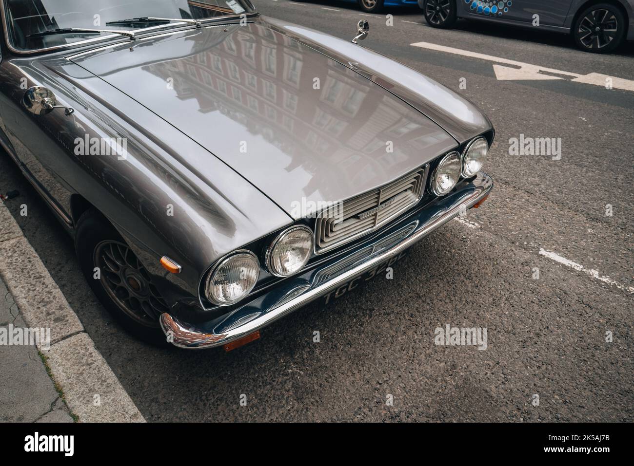 London, Großbritannien - 1. September 2022: Bristol 411 auf einer Straße in London. Der Bristol 411 ist ein Oldtimer, der vom britischen Hersteller Bristolo gebaut wurde Stockfoto