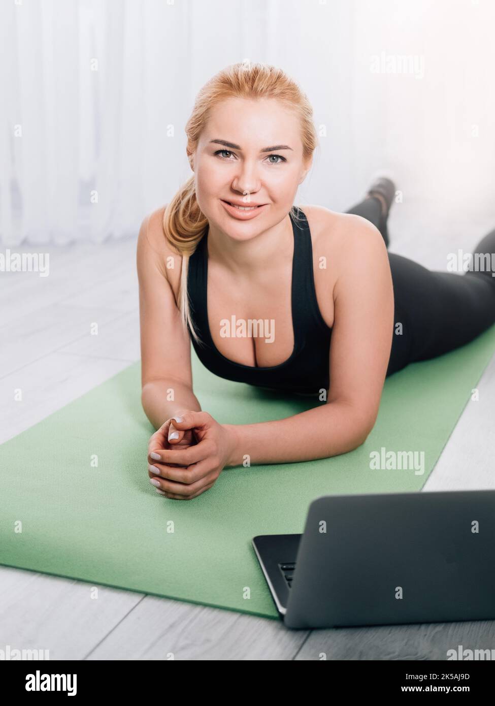 Fitness online glücklich athletische Frau lieben Sport Stockfoto