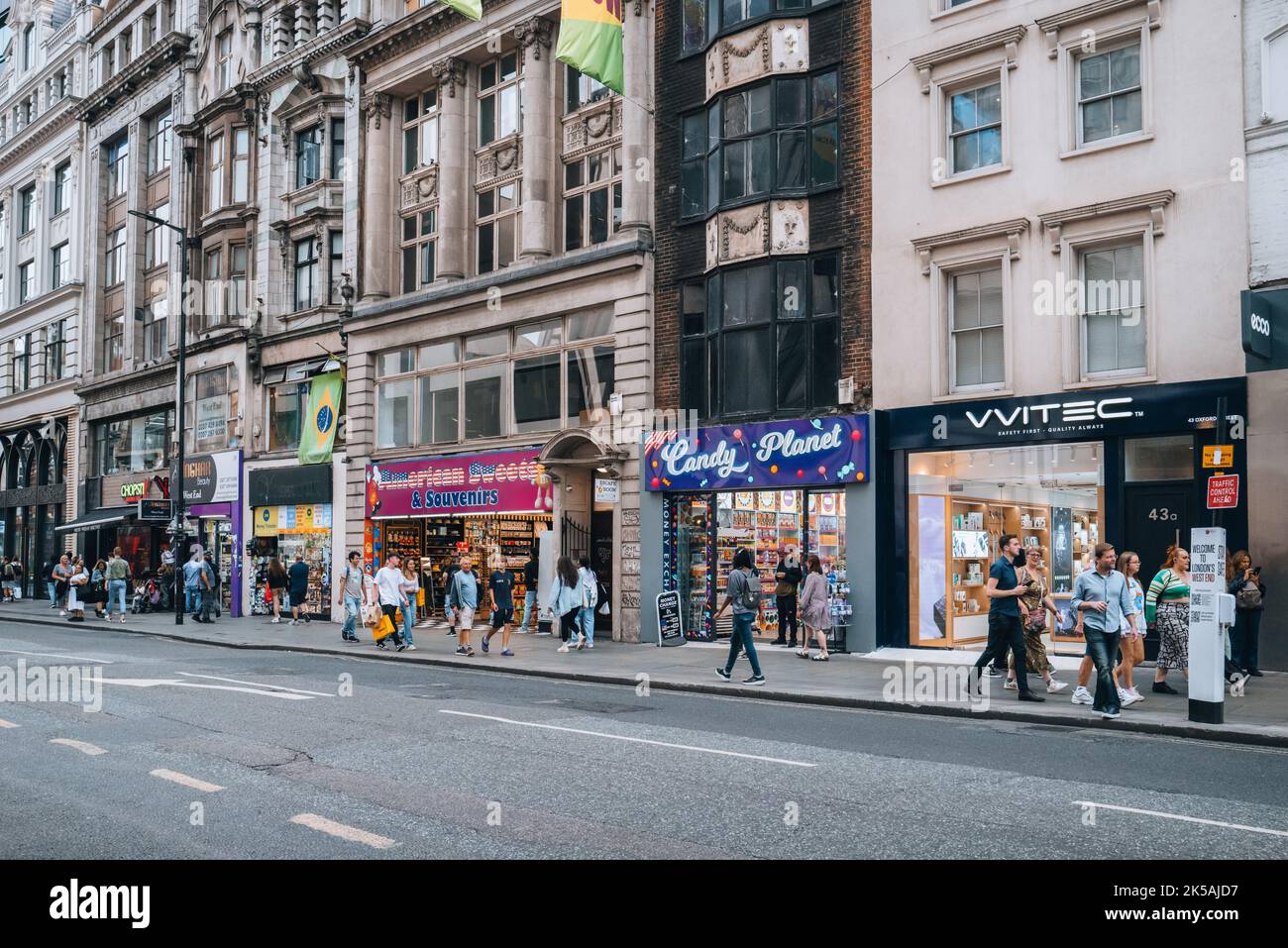 London, Großbritannien - 1. September 2022: Menschen, die an American Candy Stores in der New Oxford Street, einer der berühmtesten Einkaufsstraßen Londons, vorbeigehen. Stockfoto