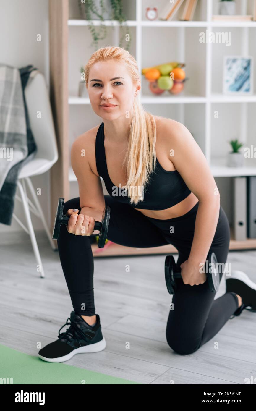 Lifting Workout sportliche Frau Heimfitness Stockfoto