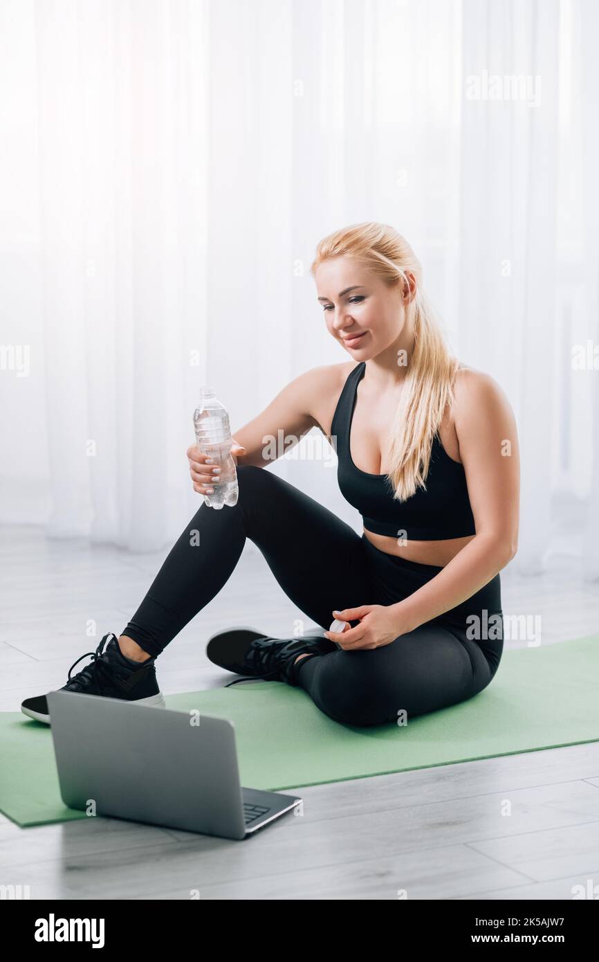 Erfrischende Körper sportliche Frau Online-Training Stockfoto