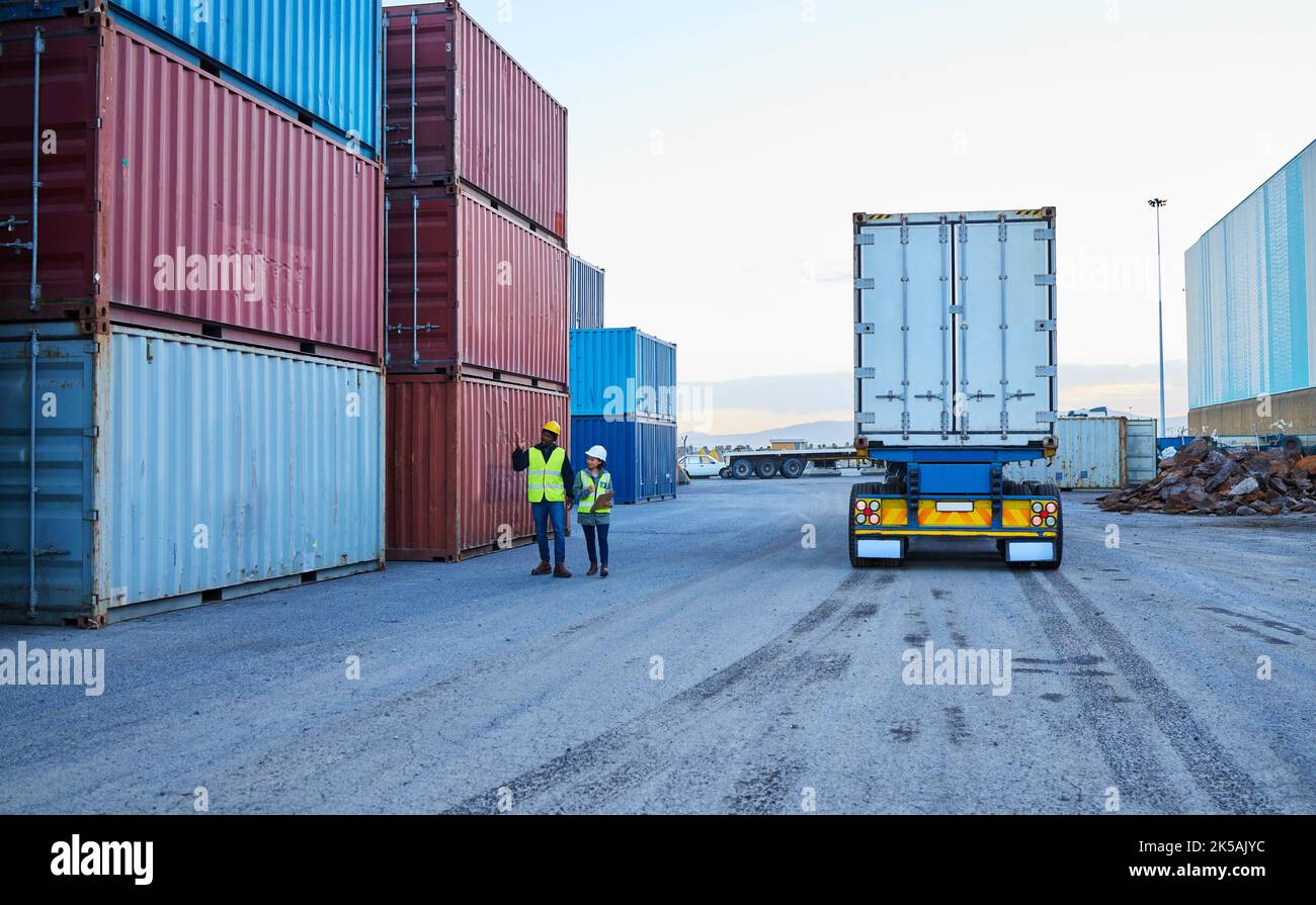 Delivery, Leadership and Logistics Manager mit einem Mitarbeiter, der über den Transport von Fracht, Lagerbeständen oder Lagerbeständen im Freien spricht, einem Mitarbeiter der Branche, der mit dem Vorarbeiter spricht Stockfoto