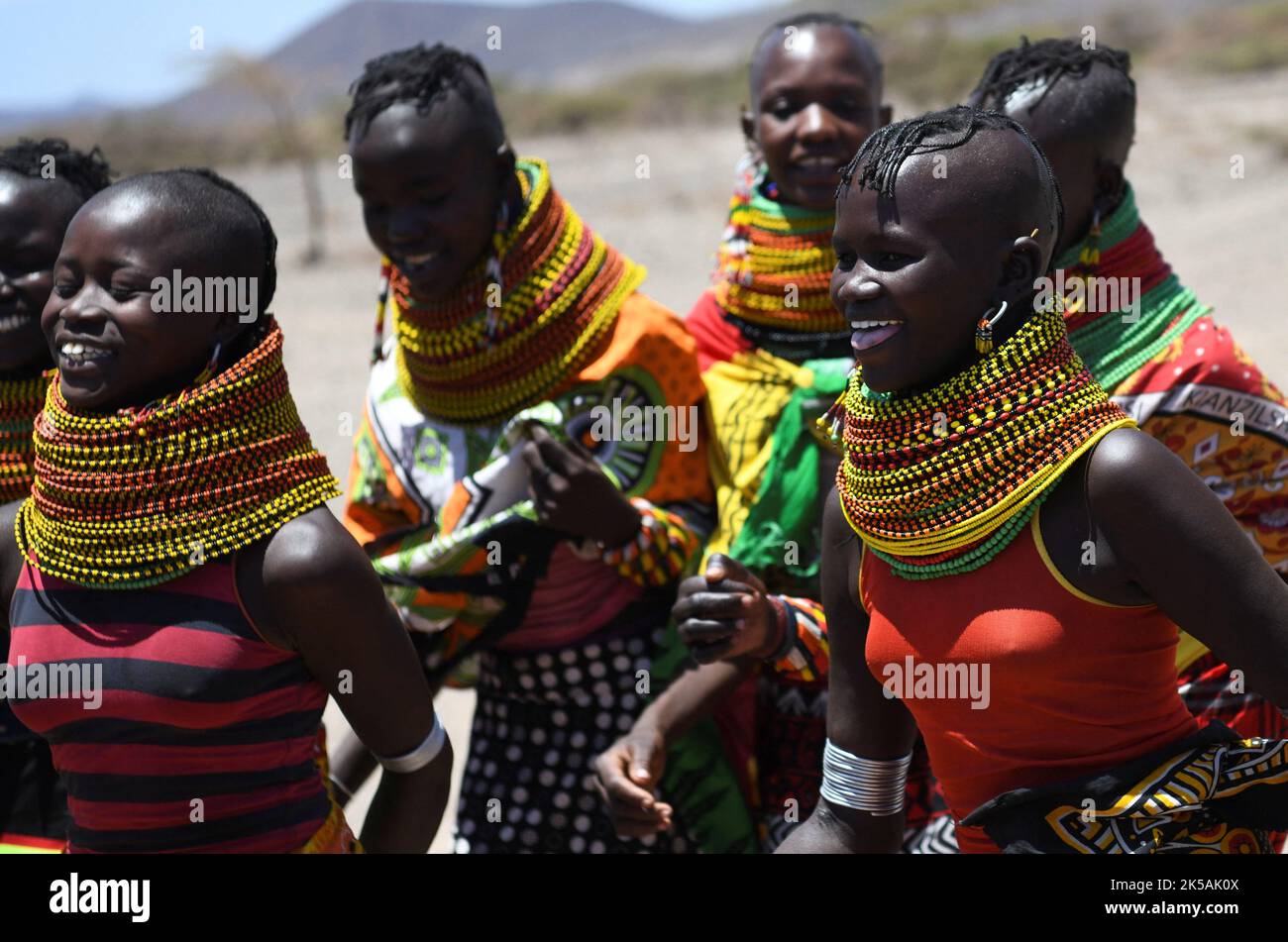Mädchen aus dem Stamm der Turkana tanzen vor einer provisorischen