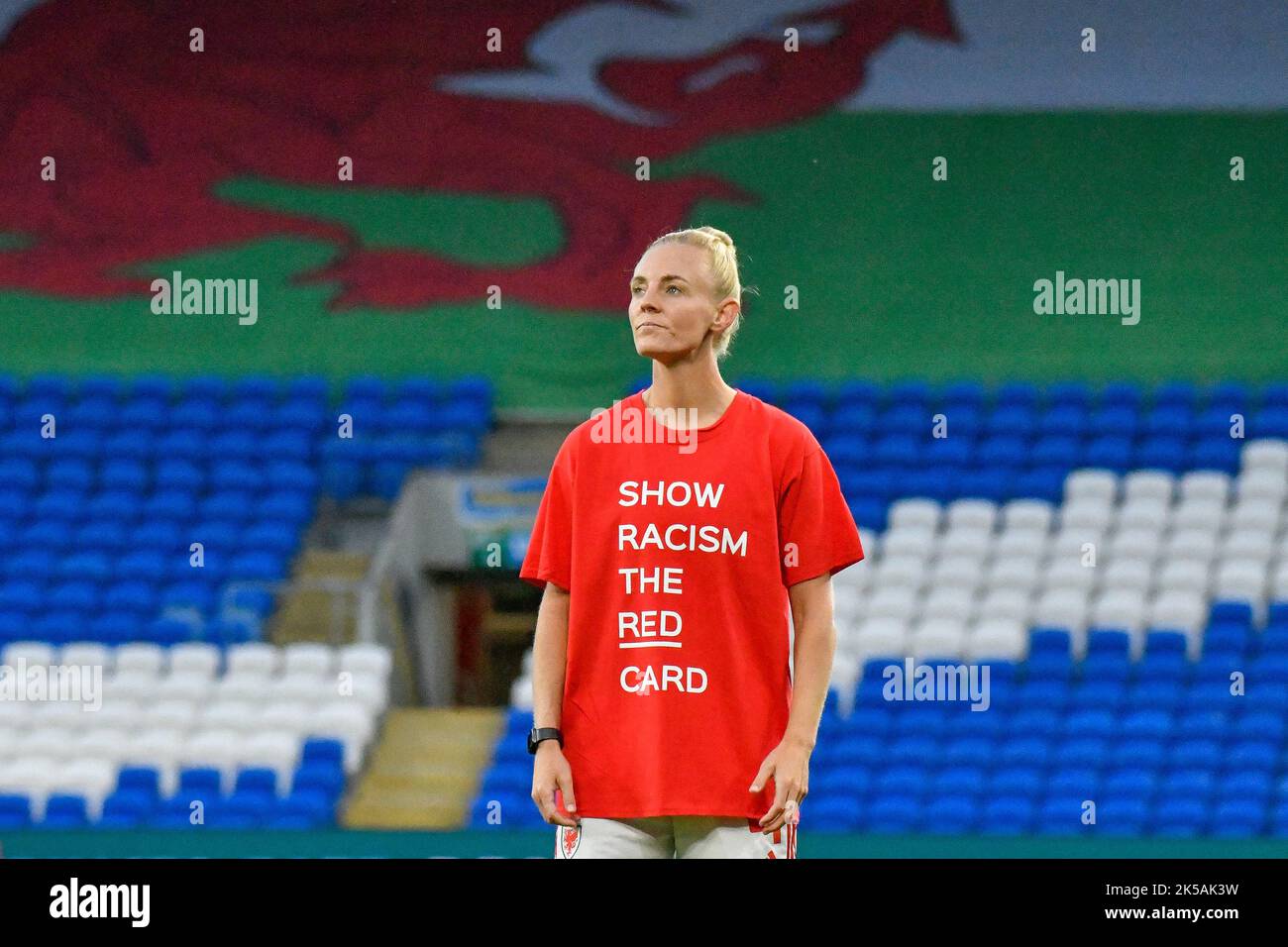 Cardiff, Wales. 6. Oktober 2022. Sophie ingle aus Wales trägt ein Show Racism The Red Card T-Shirt während des Vormatch-Warm-Up vor dem FIFA Women's World Cup Play-Off-Spiel zwischen Wales und Bosnien und Herzegowina am 6. Oktober 2022 im Cardiff City Stadium in Cardiff, Wales, Großbritannien. Quelle: Duncan Thomas/Majestic Media. Stockfoto Cardiff, Wales. 6. Oktober 2022. Sophie ingle aus Wales trägt ein Show Racism The Red Card T-Shirt während des Vormatch-Warm-Up vor dem FIFA Women's World Cup Play-Off-Spiel zwischen Wales und Bosnien und Herzegowina am 6. Oktober 2022 im Cardiff City Stadium in Cardiff, Wales, Großbritannien. Quelle: Duncan Thomas/Majestic Media. Stockfoto