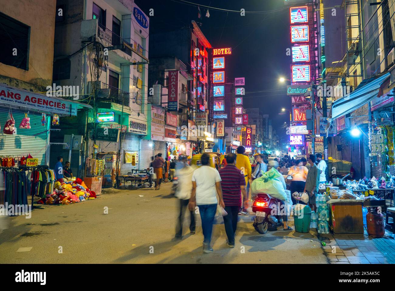 NEU-DELHI - SEP 19: Alter indischer Straßenmarkt der Main Bazar mit traditionellen Leuchtschildern in Neu-Delhi am 19. September. 2022 in Indien Stockfoto